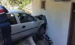 Ordu'da kaza: Otomobil evin duvarına saplandı, 4 yaralı