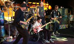 Glastonbury 2024: Coldplay Konserinde Michael J. Fox'un Dokunaklı Performansı