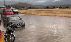 Tokat'ta sağanak hayatı felç etti: Cadde ve sokaklar suyla doldu