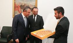 Kadir Tatık'tan Özgür Özel'e hediye: Meşhur Tavas Baklavası