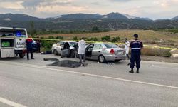 Burdur'da trafik faciası: İki otomobil kafa kafaya çarpıştı, 1 ölü, 9 yaralı