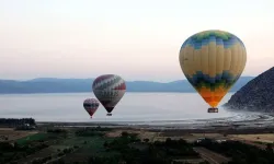 Türkiye'nin Maldivleri Salda Gölü'nde sıcak hava balon turizmi başladı