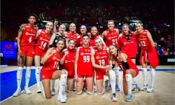 Türkiye, Dominik'i üçüncü sette yıktı: 25-22 skor ile Filenin Sultanları 2-1 önde!
