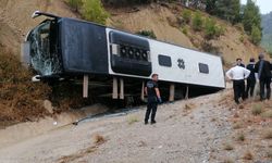 Burdur'da yolcu otobüsü tıra çarpıp şarampole devrildi: 7 yaralı