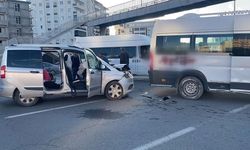 Kars'ta otomobille iş makinesi çarpıştı: 6 öğretmen yaralandı