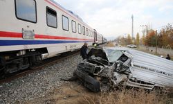 Muş Son Dakika! Tren kamyonet çarptı: 1 ölü, 1 yaralı