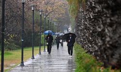 Antalya’da Sağanak Yağış Hayatı Felç Etti