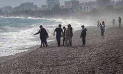 Antalya'da yağmur fırtına derken, güneşin altında sahil keyfi!