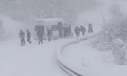 Kar bastırdı, yollar kapandı: O ilde eğitime ara verildi!