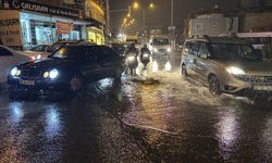 İzmir'de sağanak: Rögarlar taştı, yollar göle döndü!