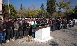 İzmir'de çatıdan düşerek can veren genç toprağa verildi