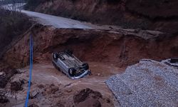 İzmir'de Sağanak Felaketi: Yol Çöktü, Araç Çukura Düştü