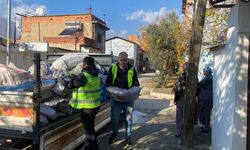 Ödemiş'te budanan ağaçlar ihtiyaç sahiplerine yakacak olarak dağıtılıyor