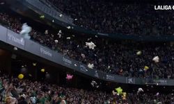 Real Betis Taraftarlarından Sahada "Oyuncak Yağmuru" Rekoru