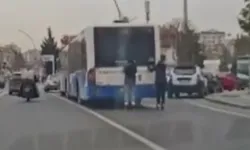 Patenli gençler trafiği bir birine kattı: Tehlikeli yolculuk kameraya yansıdı!