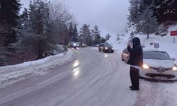 Buzlanma kazaya neden oldu: Yolcu otobüsü kontrolden çıktı, ulaşım kilitlendi