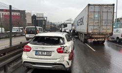 E-5'te kontrolden çıkan TIR bariyerlere çarptı: Trafik durdu