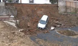 İstanbul'da toprak kayması: Araç çukura düştü, bina tahliye edildi!