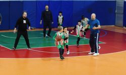 Karşıyaka'da aileler için "Basketbol Okulları Şenliği" yapıldı