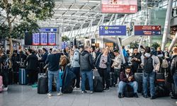 Yoğun Kar Yağışı Frankfurt Havalimanı'nda 120 Uçuşu Vurdu