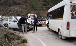 Antalya'da feci kaza! Öğrenci servisi kamyonetle çarpıştı: Çok sayıda yaralı var!