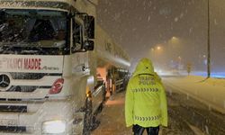 Bolu Dağı'nda yoğun kar yağışı: Trafiğe geçici engel! Büyük araçların geçişine izin verilmiyor...