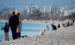 Denize girerek ısındılar: Antalya’da soğuk havaya rağmen sahil doldu!