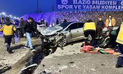 Elazığ’da korkutan trafik kazası! İki araç çarpıştı: 2’si ağır 3 yaralı