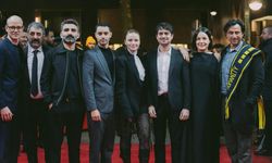 Festivalde ayakta alkışlandı: Aziz Çapkurt’lu Hysteria filmi Berlinale’de ödül aldı!