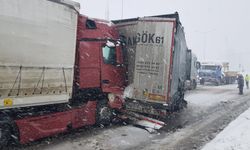 Kar esareti kazayı beraberinde getirdi: Çok sayıda araç birbirine girdi!