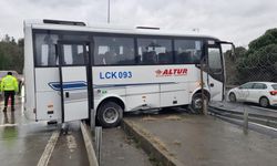 Servis minibüsü bariyerlere çarptı! Trafik aksadı, uzun araç kuyrukları oluştu!