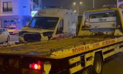 Trafikte korku dolu anlar! Ambulans ile otomobil çarpıştı: 8 yaralı!