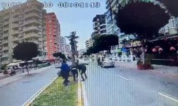 Trafikte korku dolu anlar: Güvenlik görevlisi otobüs şoförlerine bıçakla saldırdı!