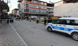 İzmir'de 25 yaşındaki genç sokak ortasında 3 kurşunla ağır yaralandı