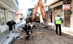 Bayraklı'nın her köşesinde yollar yenileniyor