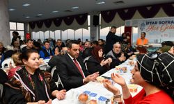 Çiğli'nin dört mahallesi aynı sofrada: Başkan Yıldız, yurttaşlarla iftarda buluştu