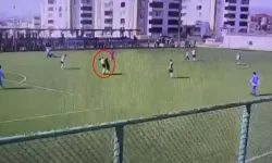 Futbol sahası değil, şiddet sahası! Kırmızı kart gören oyuncudan hakeme yumruklu saldırı!