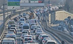 İstanbul'da hayat durma noktasına geldi: Trafikte yoğunluk yüzde 80'e ulaştı!