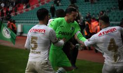 Konyaspor-Trabzonspor maçında gergin anlar! Yedek kulübeleri de karıştı!