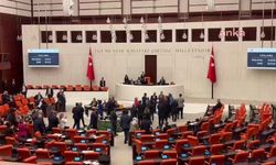 Mecliste diploma protestosu! CHP milletvekilleri kürsüyü işgal etti