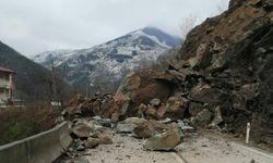 Ordu'da heyelan ulaşımı felç etti: Karayolu çift yönlü trafiğe kapandı!