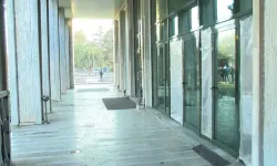 Saraçhane'deki İBB binasında şaşırtan manzara: Kırılan camlar naylonla kapatıldı