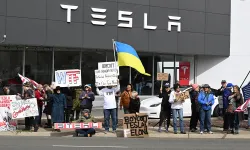 Tesla fabrikası önünde sert protestolar devam ediyor