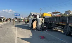 Yolcu servisi park halindeki TIR'a çaptı: 6 ölü, çok sayıda yaralı var...