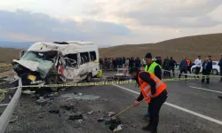 Yolcu minibüsü ile kamyonet çarpıştığı feci kazanın bilançosu artıyor