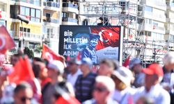 Özgür Özel, 19 Mayıs’ta İzmir’de coşkuyla karşılandı: 1881 Atatürk Vapuru'yla Gündoğdu’ya geldi