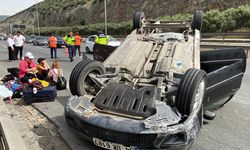 Beton bariyere çarparak takla atan aracın ters dönmesiyle 3 kişi yaralandı