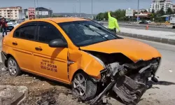 Taksi beton bariyere çarptı, 1'i ağır 2 kişi yaralandı