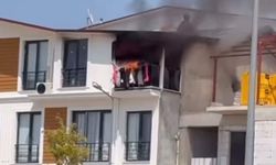 Çatıda çıkan yangın mahalleliyi sokağa döktü
