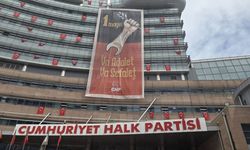 CHP Genel Merkezi'ne pankart asıldı: 'Ya adalet ya sefalet'